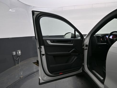 New 2025 Porsche Cayenne Coupe image 13