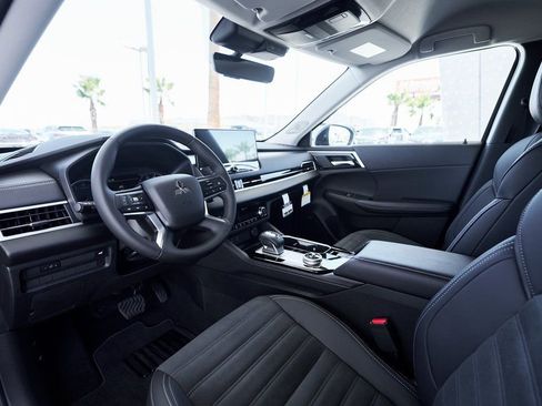 Used 2025 Mitsubishi Outlander SE image 2