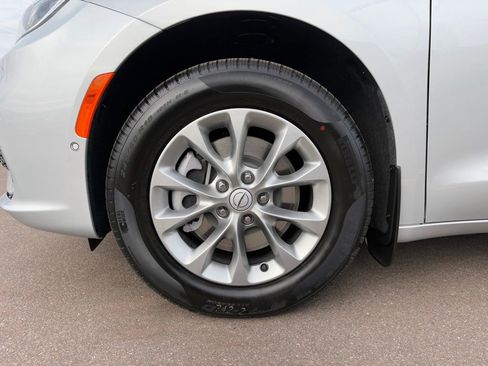 New 2026 Chrysler Pacifica Select AWD/4WD image 9