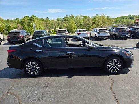 Used 2025 Nissan Altima 2.5 SV FWD image 9