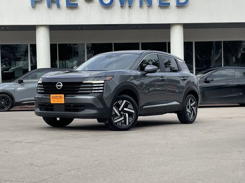 Used 2025 Nissan Kicks SV image 1