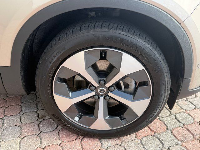 Certified 2024 Volvo XC40 B5 Plus AWD/4WD image 20
