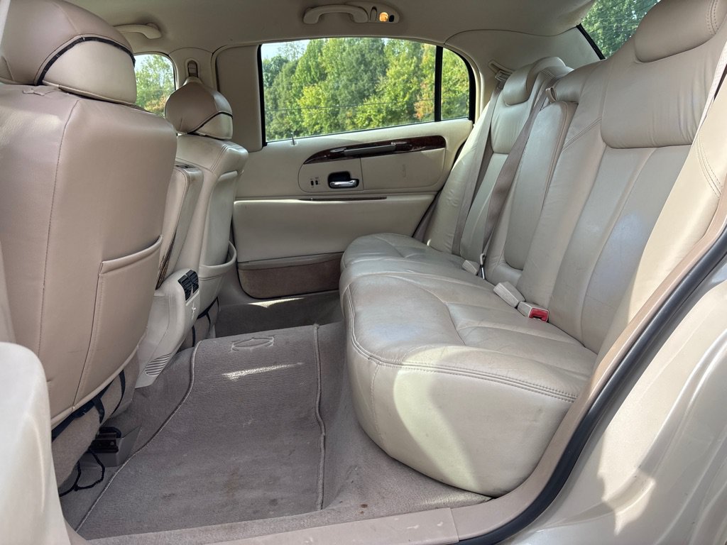 Used 2002 Lincoln Town Car Cartier L RWD image 12