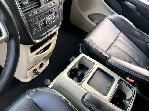 Used 2014 Chrysler Town & Country Touring w/ Trailer Tow Group image 15