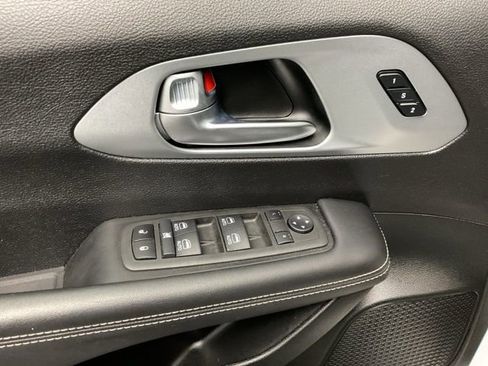 Used 2022 Chrysler Pacifica Touring-L w/ Uconnect Theater Family Group image 10