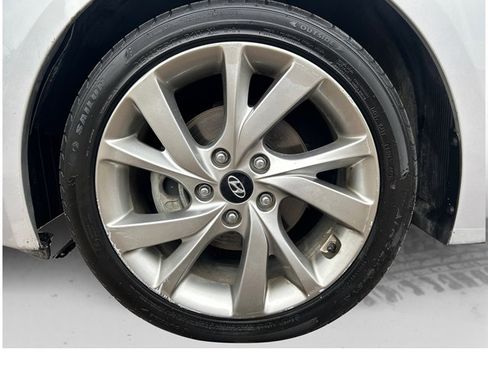 Used 2017 Hyundai Veloster FWD image 18