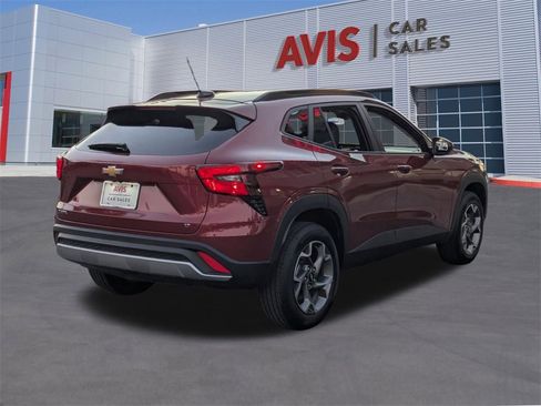 Used 2025 Chevrolet Trax LT w/ LT Convenience Package image 6