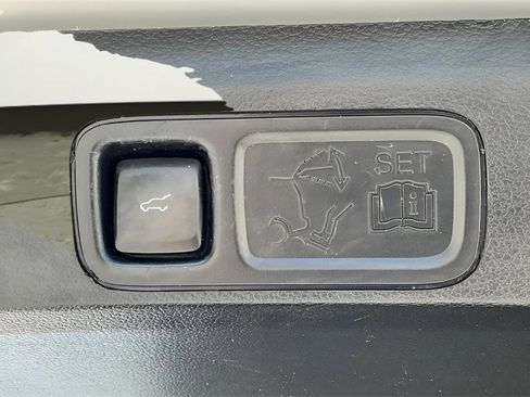 Used 2020 Ford Expedition Limited image 19