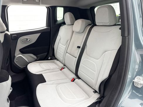 Used 2018 Jeep Renegade Latitude w/ UConnect 8.4 Nav Group image 32