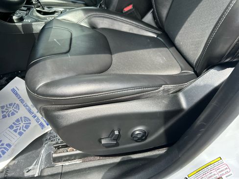 Used 2019 Jeep Cherokee Latitude Plus w/ Cold Weather Group AWD/4WD image 11