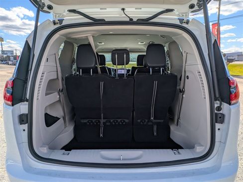 Used 2024 Chrysler Pacifica Touring-L image 30