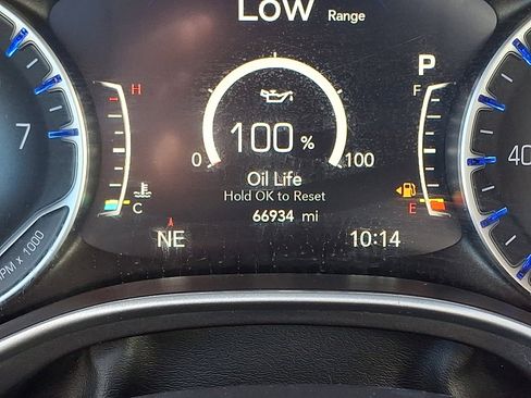 Used 2024 Chrysler Pacifica Touring-L image 22