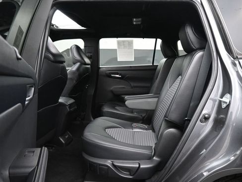Used 2023 Toyota Highlander XSE FWD image 17