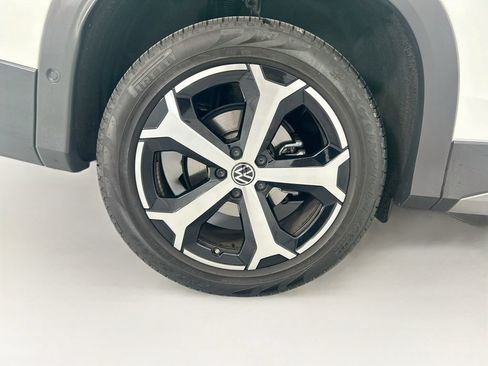 Used 2025 Volkswagen Tiguan SE FWD image 31