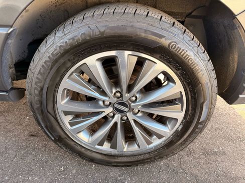 Used 2015 Lincoln Navigator Sport Utility 4D image 44