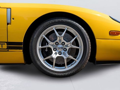 Used 2006 Ford GT RWD image 11