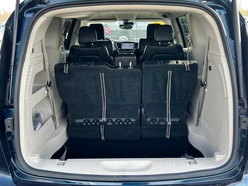 Used 2023 Chrysler Pacifica Touring-L FWD image 37