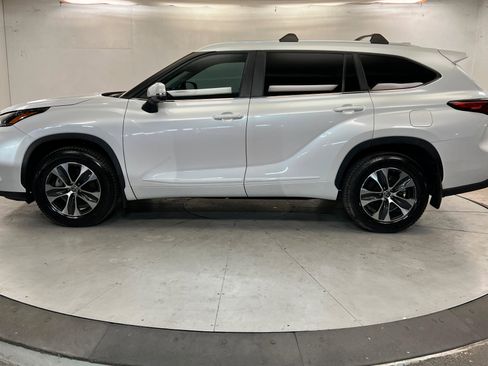Used 2023 Toyota Highlander XLE AWD/4WD image 2