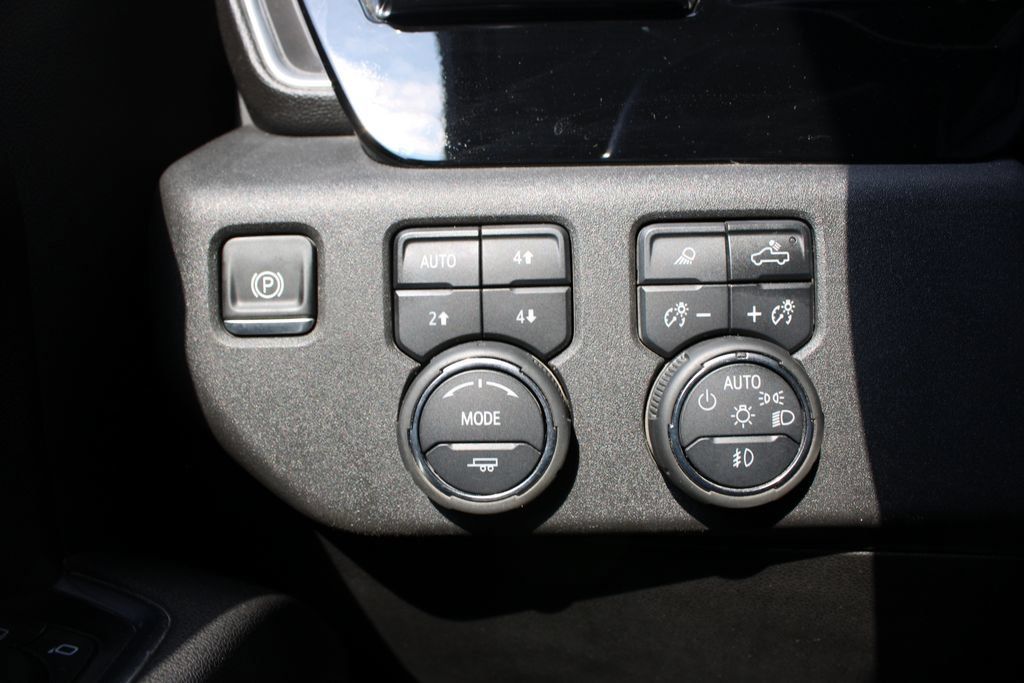 Used 2025 Chevrolet Silverado 3500 LT w/ Convenience Package AWD/4WD image 15