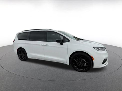 Used 2025 Chrysler Pacifica Limited FWD image 2