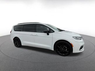 Used 2025 Chrysler Pacifica Limited FWD video 2
