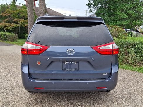 Used 2017 Toyota Sienna XLE Premium FWD image 5