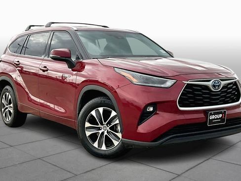 Used 2021 Toyota Highlander XLE image 2