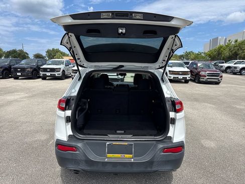 Used 2016 Jeep Cherokee Latitude FWD image 26