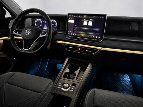Used 2025 Volkswagen Tiguan SE AWD/4WD image 25