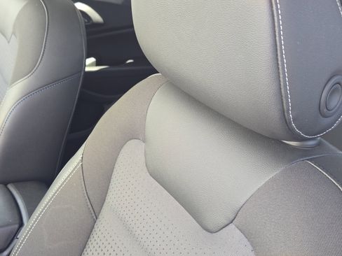 Used 2025 Chevrolet Trax LT w/ LT Convenience Package image 18