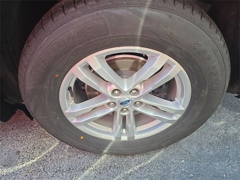 Used 2022 Ford Explorer XLT image 6