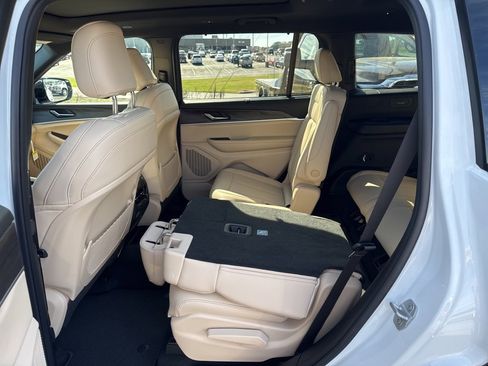 New 2025 Jeep Grand Cherokee L Limited w/ Luxury Tech Group II image 25