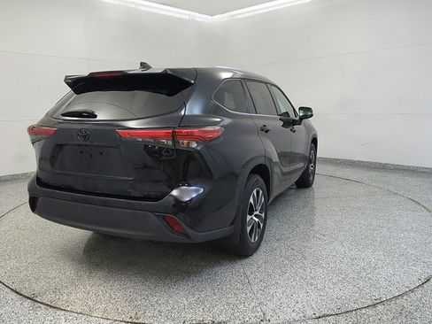 Used 2022 Toyota Highlander XLE AWD/4WD image 5