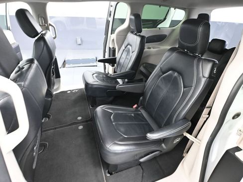 Used 2022 Chrysler Pacifica Touring-L FWD image 36