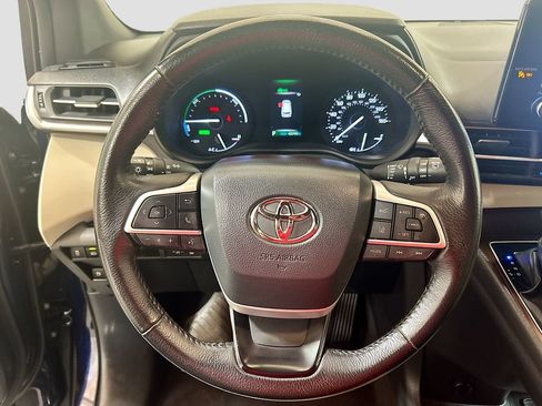 Used 2024 Toyota Sienna XLE FWD image 9