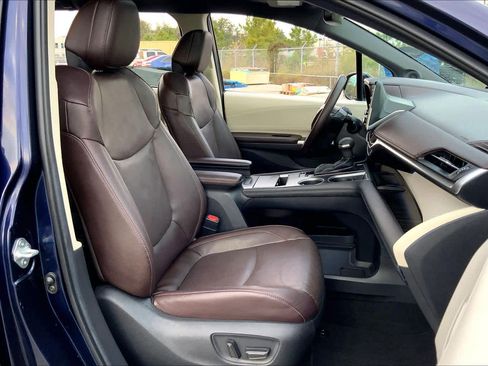 Used 2022 Toyota Sienna Platinum image 8