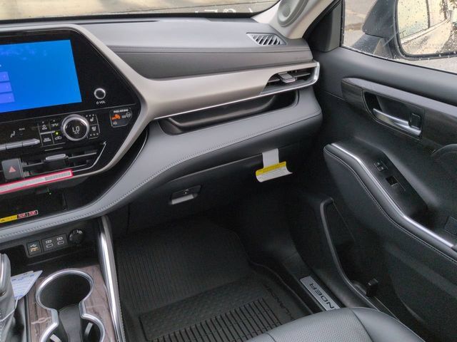 New 2026 Toyota Highlander Limited AWD/4WD image 17