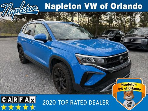 Used 2023 Volkswagen Taos SE w/ Black Wheel Package image 3