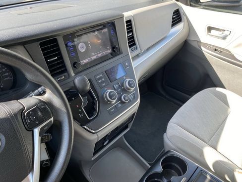 Used 2017 Toyota Sienna LE FWD image 9