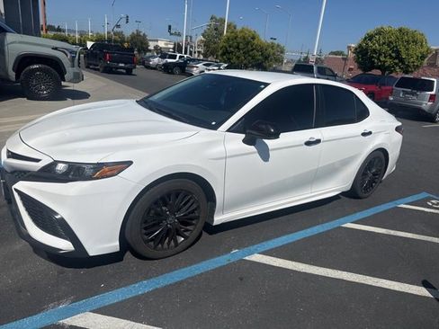 Used 2021 Toyota Camry SE w/ Carpet Mat Package (TMS) FWD image 1