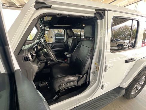 Used 2018 Jeep Wrangler Unlimited Sahara image 13