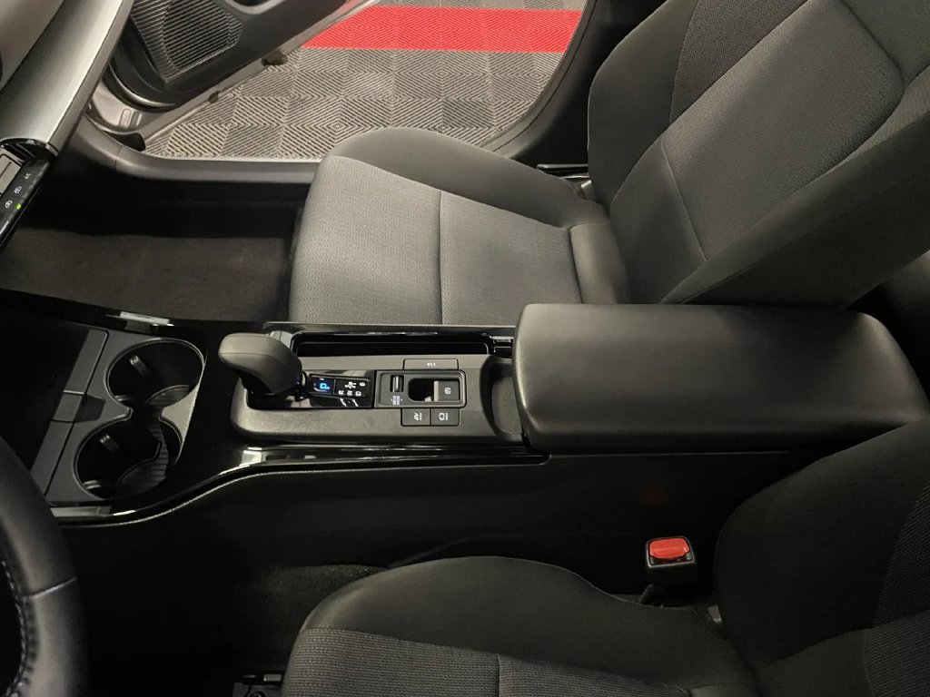 Used 2025 Toyota Prius LE FWD image 31