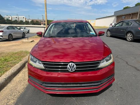 Used 2017 Volkswagen Jetta SE FWD image 2