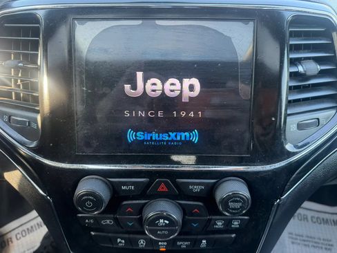 Used 2021 Jeep Grand Cherokee Limited AWD/4WD image 17
