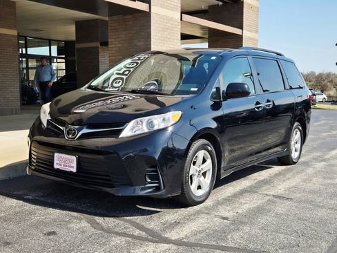 Used 2019 Toyota Sienna LE w/ LE Preferred Package image 3