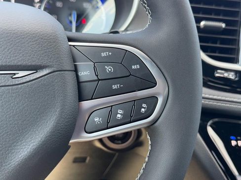 New 2027 Chrysler Pacifica Select FWD image 16