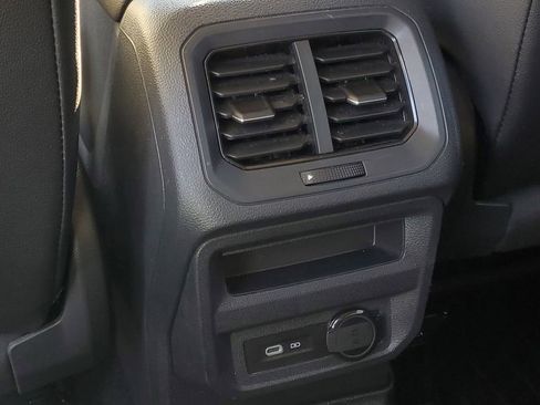 Used 2022 Volkswagen Tiguan SE image 30