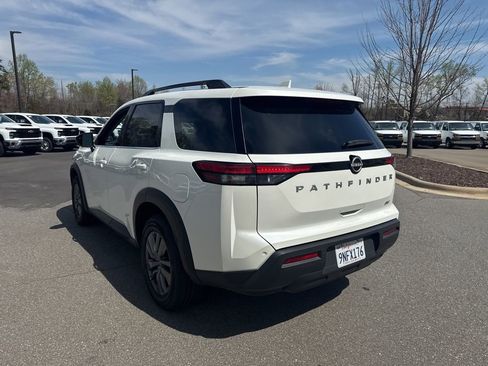 Used 2024 Nissan Pathfinder SV image 19