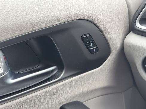 Used 2022 Chrysler Pacifica Touring-L FWD image 28