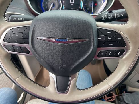 Used 2019 Chrysler Pacifica Limited image 12